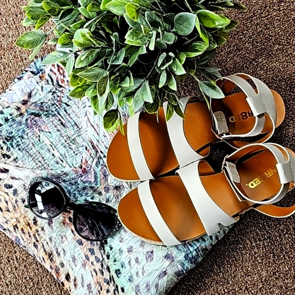 Unr8ed Shoes - NWOT 💜  Unr8ed Sandals